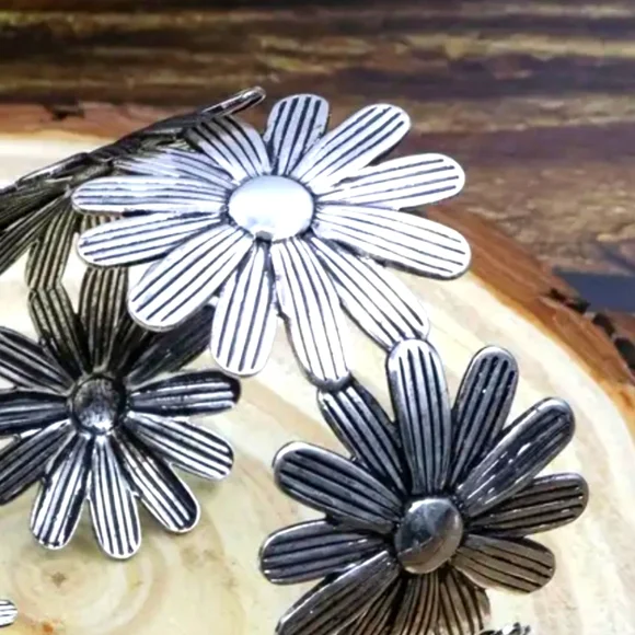 Boho Daisy Flower Cuff Bracelet Brand New Item - Picture 3 of 4